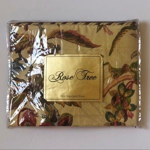 ROSE TREE HYDE PARK STANDARD SHAM. 20” x 26”. NEW